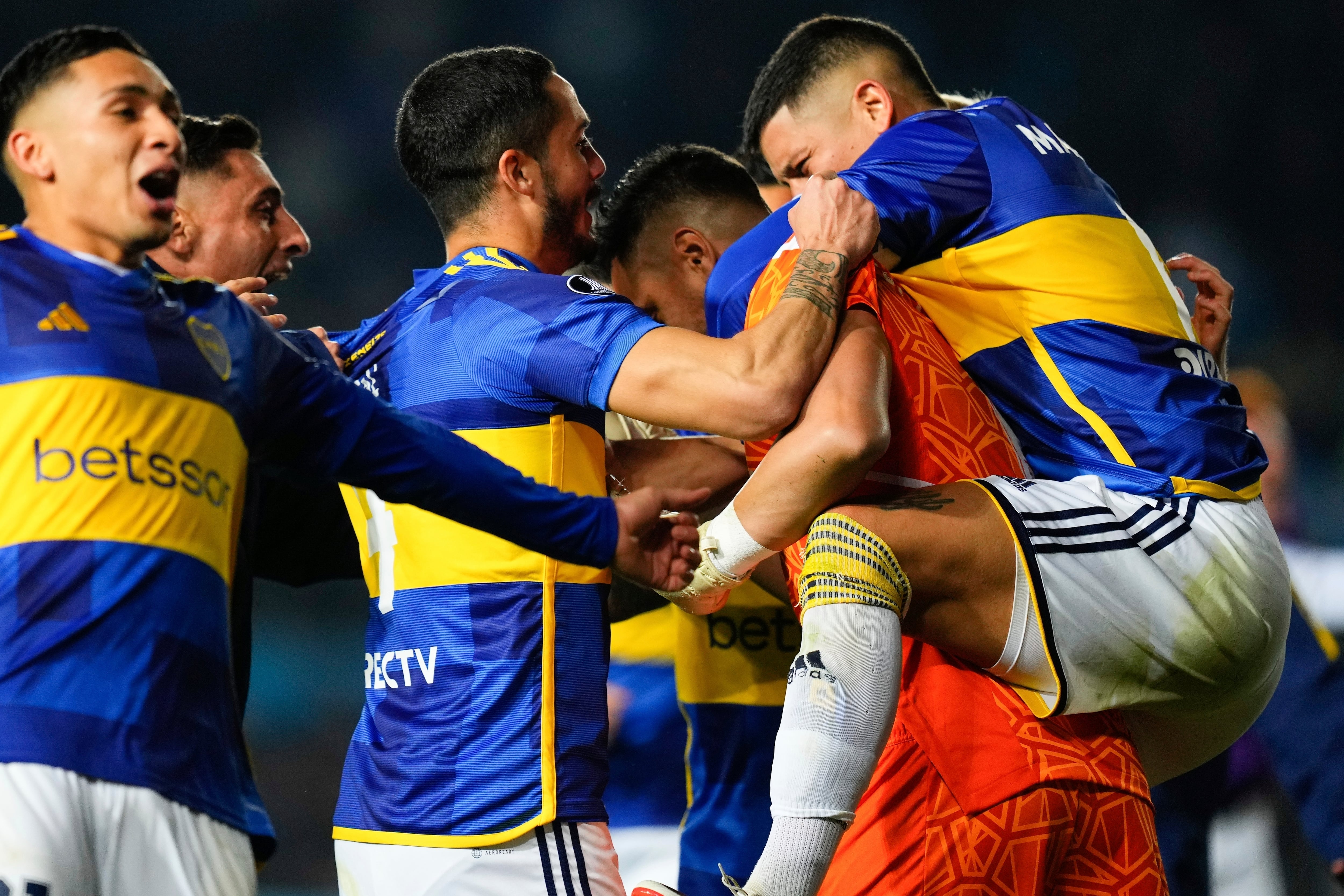 Los jugadores de Boca Juniors de Argentina festejan el triunfo por penales sobre Racing, en los cuartos de final de la Copa Libertadores, el miércoles 30 de agosto de 2023, en Buenos Aires. (AP Foto/Natacha Pisarenko)