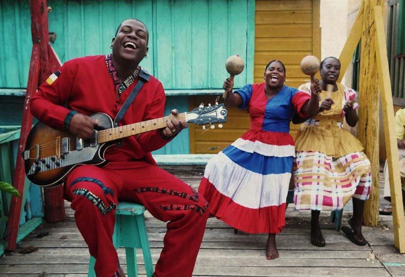 
    Ritmos únicos. La música belicena, interpretada por grupos tradicionales, cruza sus ancestros mayas y el pasado esclavo.
   