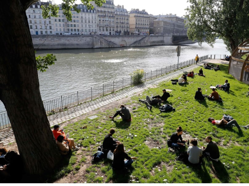 
La gente se reúne a lo largo de las orillas del río Sena en París | AFP
   