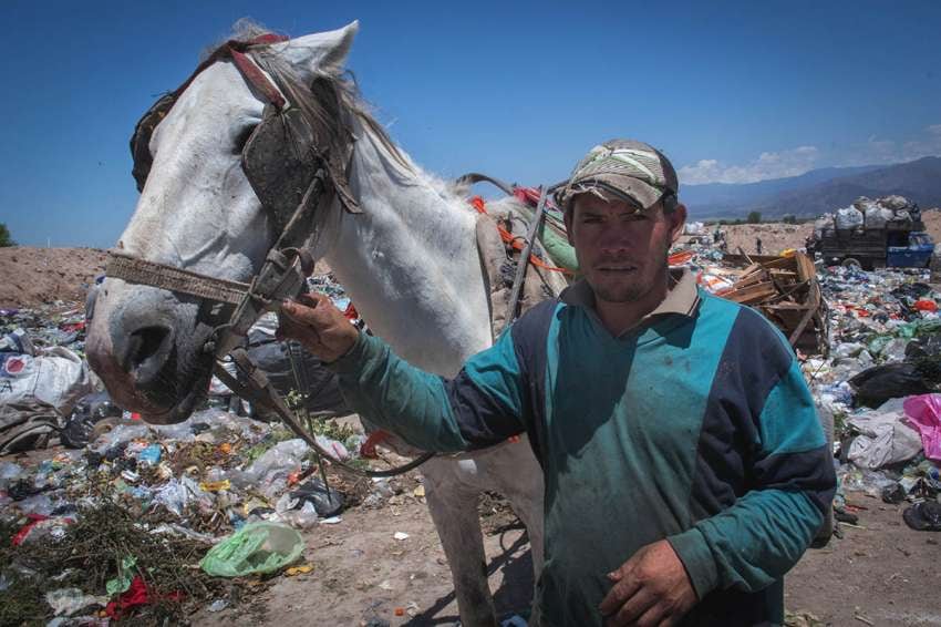 
Con ayuda. Miguel Castro se sirve de un caballo y una carretela para trasladar lo recolectado | Orlando Pelichotti / Los Andes
   