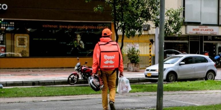 A través de Rappi, los usuarios pueden comprar productos en línea y recibirlos en casa a través de un repartidor. 