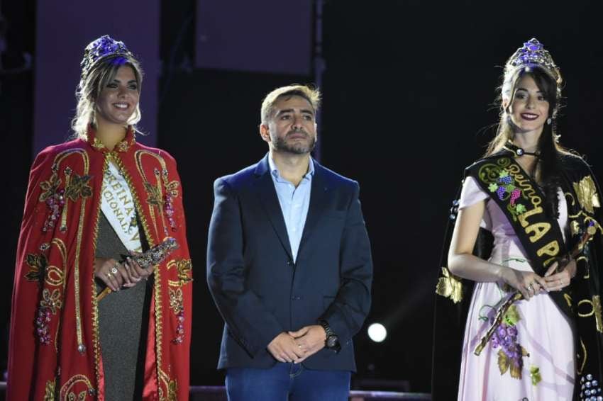 
Fernando Ubieta, intendente de La Paz, junto a la reina y virreina salientes. | Mariana Villa / Los Andes
   