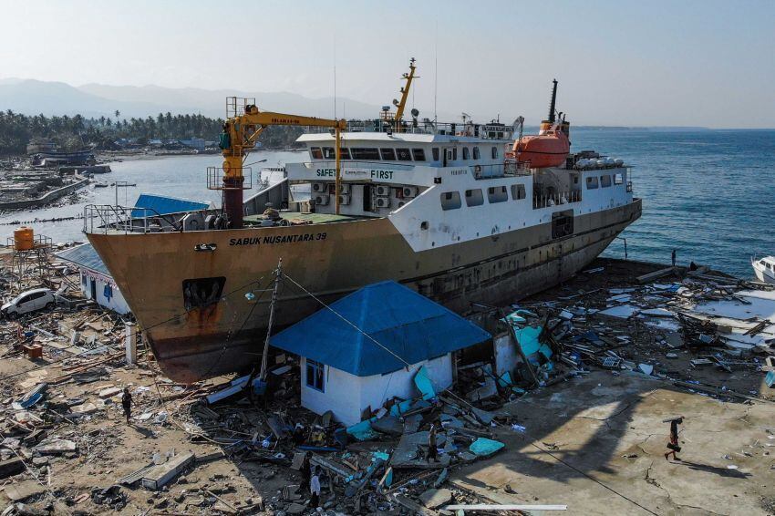 
    Un transbordador de pasajeros entre edificios en Wani Foto AFP
   