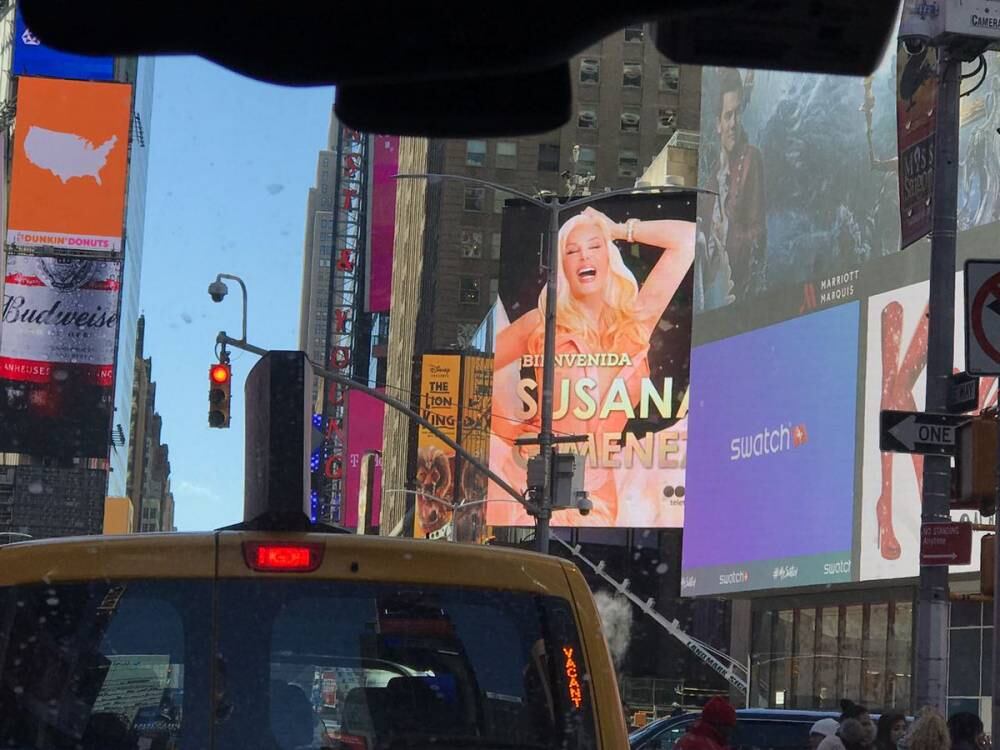 Susana brilla en Nueva York con cartel gigante cerca de Times Square