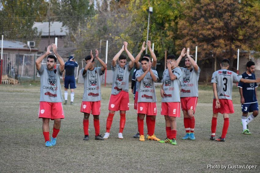 
Aplausos. Para Algarrobal, que ayer goleó 5-0 a SOEM Ferroviario y es escolta del líder La Gloria con un partido menos. | Gentileza /Gustavo López
   