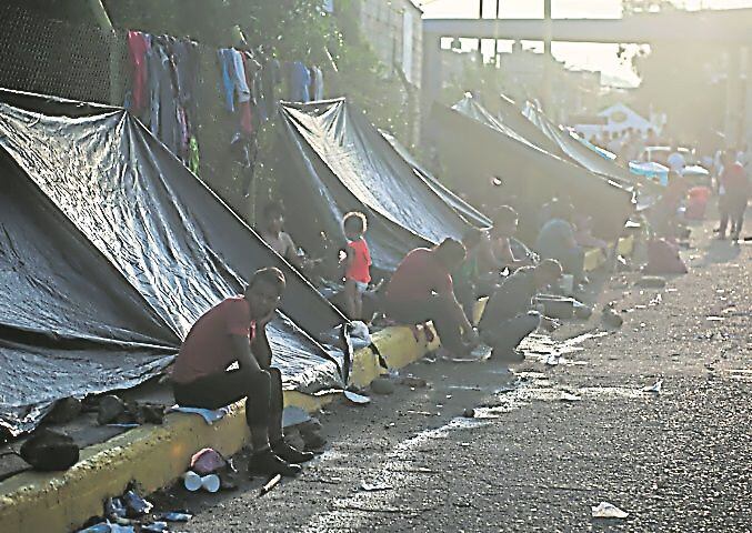 
    Nómades. Pasaron la noche en carpas en la frontera.
   