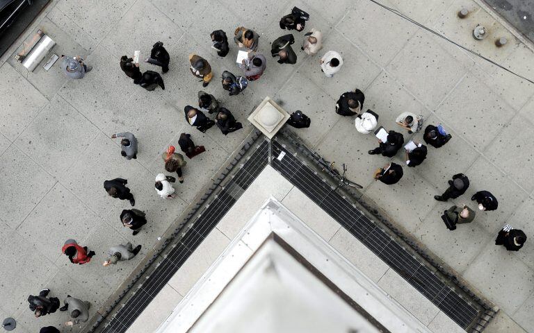 Personas hacen cola para entrar en la Feria Estatal de Trabajo, en Brooklyn, Nueva York, Estados Unidos. / Foto: EFE/Justin lANE