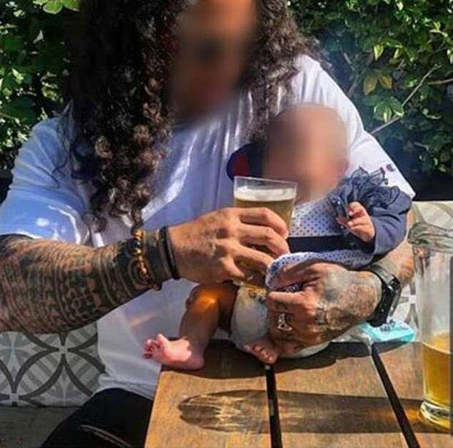 
    En otra foto el acusado le acerca un vaso de cerveza a su hija, Foto: Daily Mail.
   