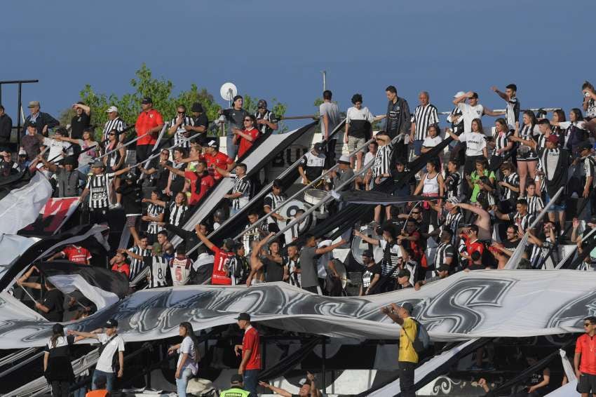 
Los famosos 33. La hinchada del Lobo cantó durante todo el partido. Eso sí, la concurrencia ha mermado bastante.  | Orlando Pelichotti / Los Andes
   