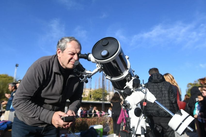 
    Mendocinos y turistas disfrutan a pleno el eclipse. / José Gutiérrez
   