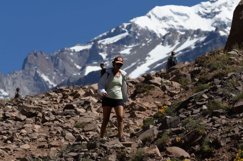 
Trekking. Además de los escaladores, en el Parque Aconcagua abundan los que realizan caminatas | Claudio Gutiérrez / Los Andes
   