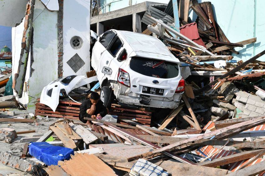 
    Un auto incrustado en un edifico en escombros de un pueblo de pescadores Lere en Palu, Sulawesi, Indonesia Foto: AFP
   