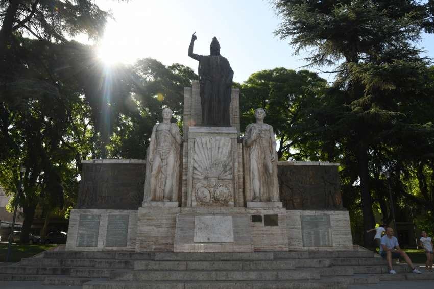 
Plaza Italia. “Confraternidad argentino-italiana”, escultura de Luis Perlotti. | José Gutiérrez / Los Andes
   