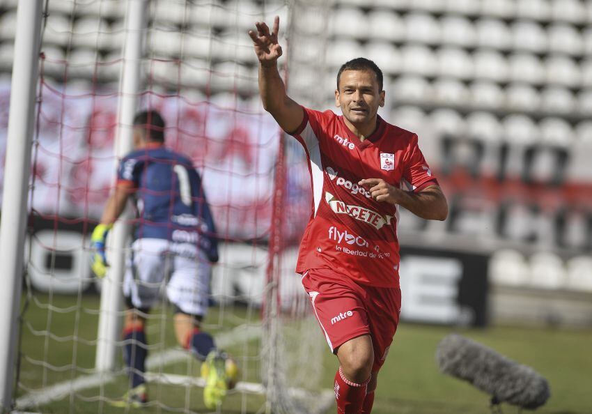 
Inoxidable. Akerman marcó un triplete en apenas 23 minutos en cancha. Tremendo. | Télam
   