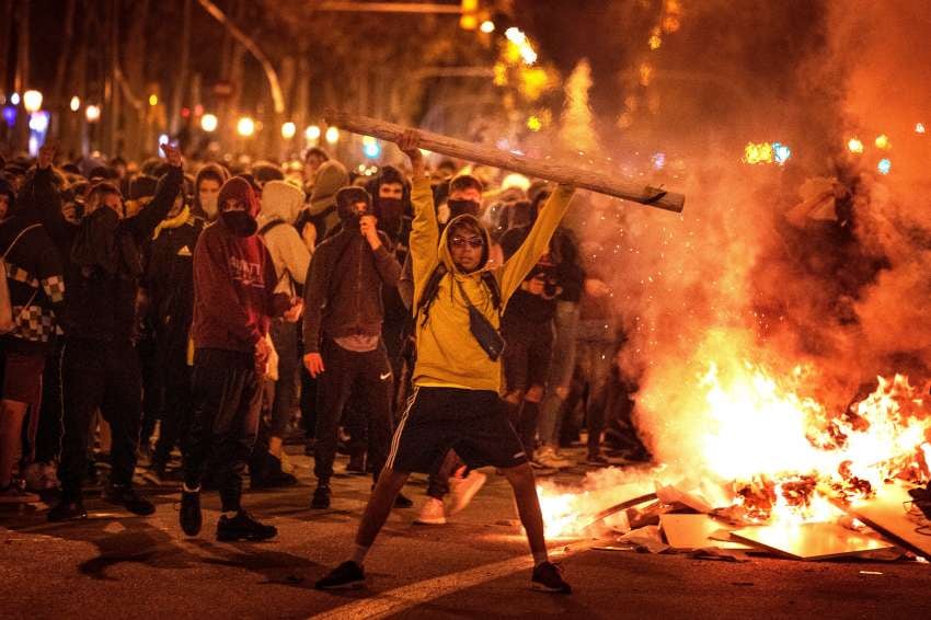 
El gobierno catalán pide a los manifestantes poner fin a la violencia en las calles | AP
   