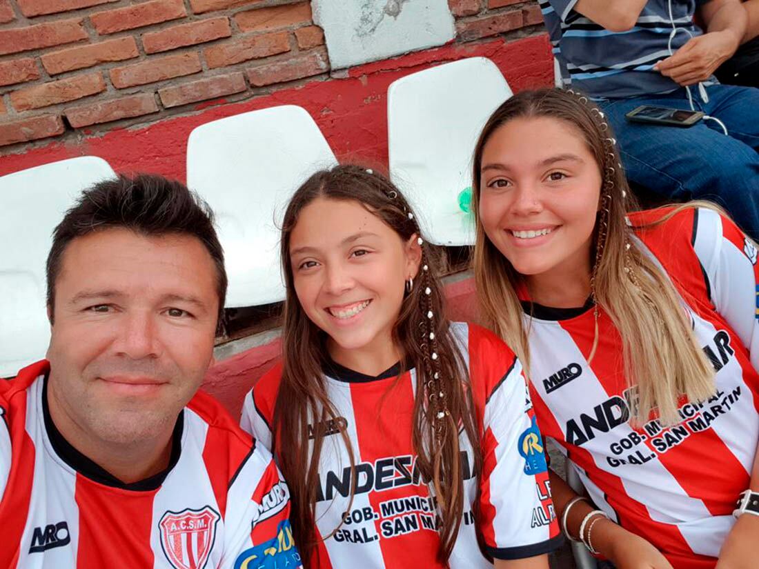 Damián, junto a sus hijas, tan hinchas como él. "Desde el lunes pretendemos darle otra imagen al club", también dijo.