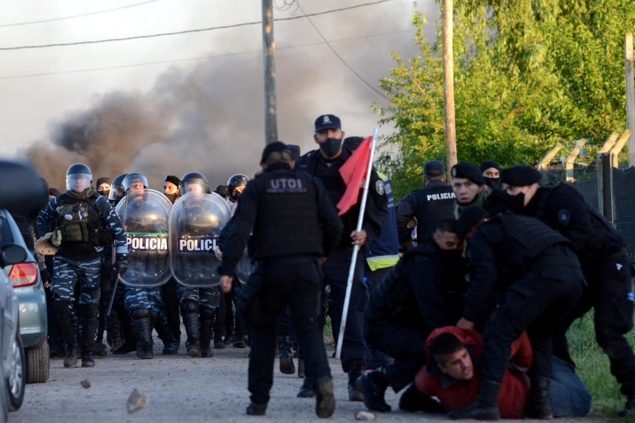 Tensión en Guernica: incidentes entre policías y usurpadores de tierras tras el desalojo