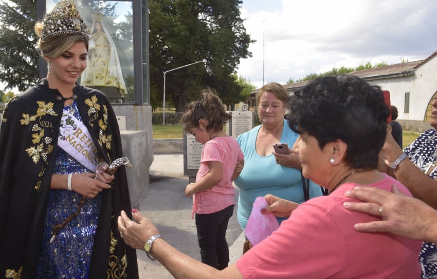 
María Laura fue recibida por muchos vecinos que demostraron su cariño. | Diego Parés / Los Andes
   