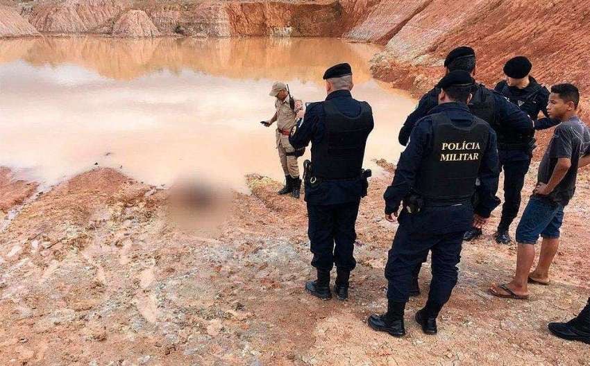 
El lugar donde arrojaron el cuerpo del niño de 7 años. | Foto: Departamento de Bomberos Porto Velho / Correio 24 horas
   