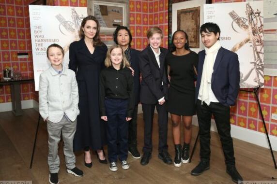 Angelina Jolie junto a sus hijos