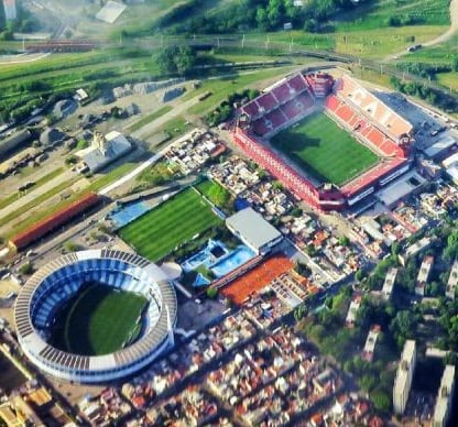 
    La primera foto. Los estadios de Racing e Independiente vistos desde el avión.
   