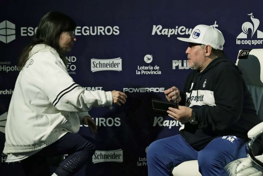 
La hermana le entregó a Maradona una cadenita que pertenecía a su madre.  | AFP
   