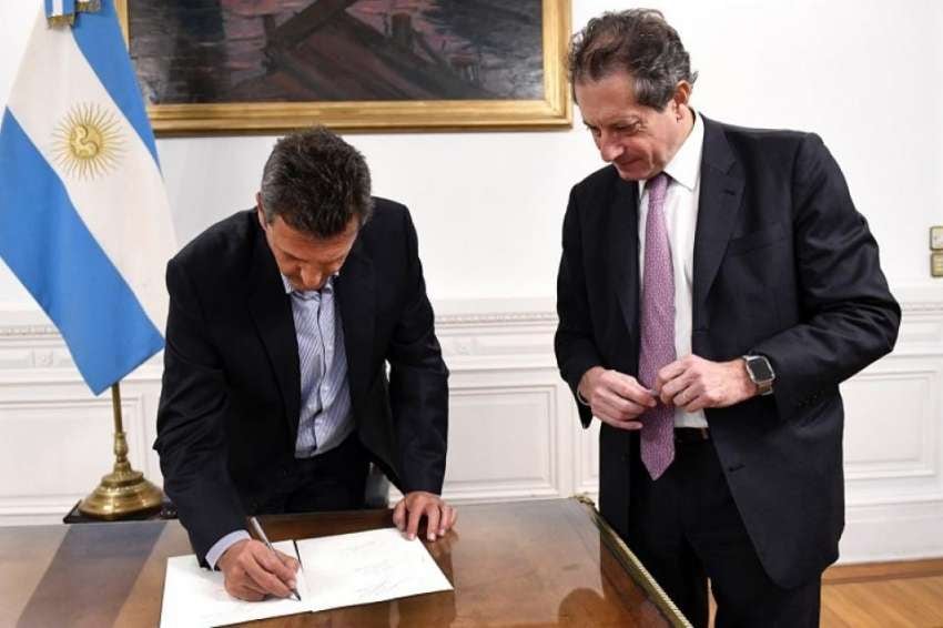 
    El presidente de la Cámara de Diputador, Sergio Massa, firmó las planchas caligráficas junto al titular del Banco Central, Miguel Ángel Pesce. - Gentileza
   