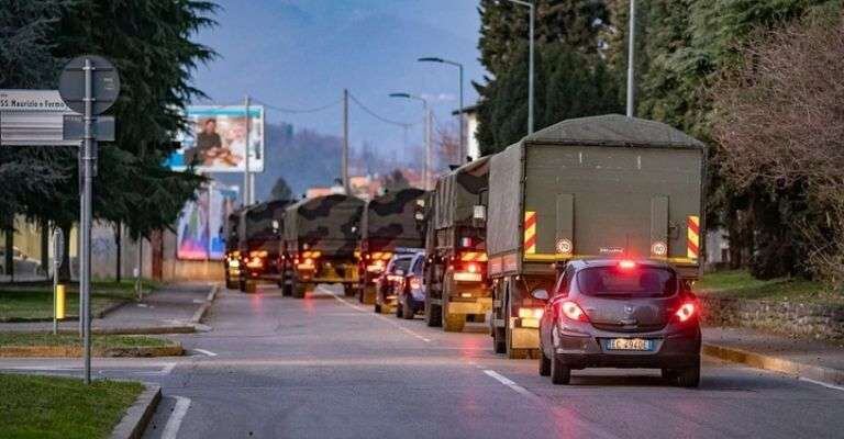 
    Un convoy de camiones del ejército italiano trasladando féretros en la provincia de Bergamo.
   