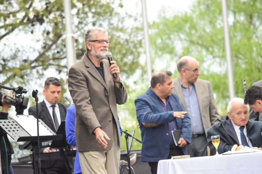 
Pastor. Roberto Beretta, en una celebración al aire libre. | Gentileza
   