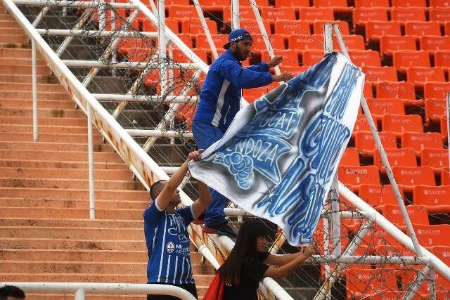 
    Los hinchas de Godoy Cruz Cruz, por medida de la Conmebol, tuvieron que retirar las banderas del alambrado de la platea. / José Gutiérrez (Los Andes).
   