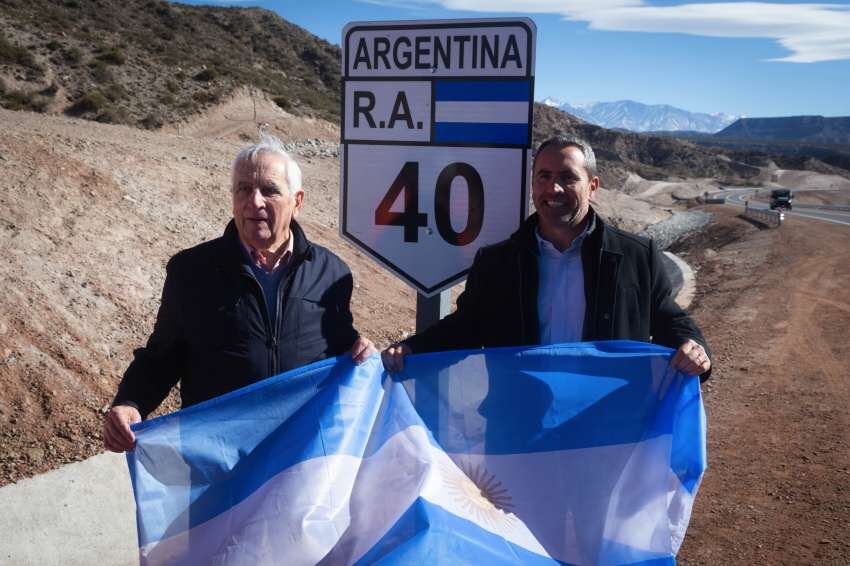 
Protagonistas. El intendente Vergara Martínez, el candidato del PJ y socio gerente de la concesionaria José Barro y el aspirante radical que agita la denuncia Juan Ojeda.  | Archivo / Los Andes
   