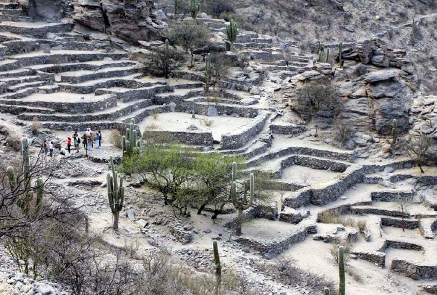 
    Ruta 40. La ruinas de lo que fuera la maravillosa Ciudad Sagrada de los Quilmes, a 37 km de Amacha.
   