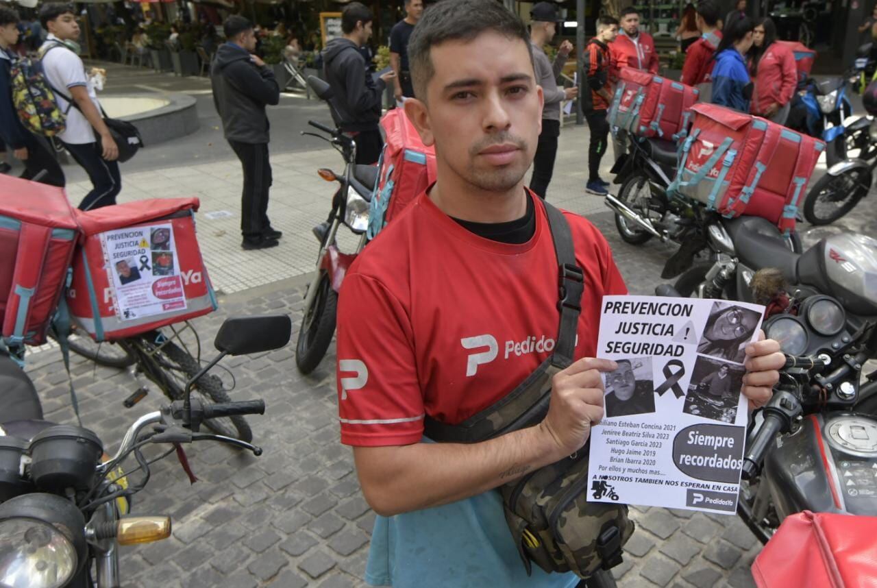 Trabajadores se concentraron en el km 0 para pedir justicia y reclamar seguridad. Foto: Orlando Pelichotti / Los Andes