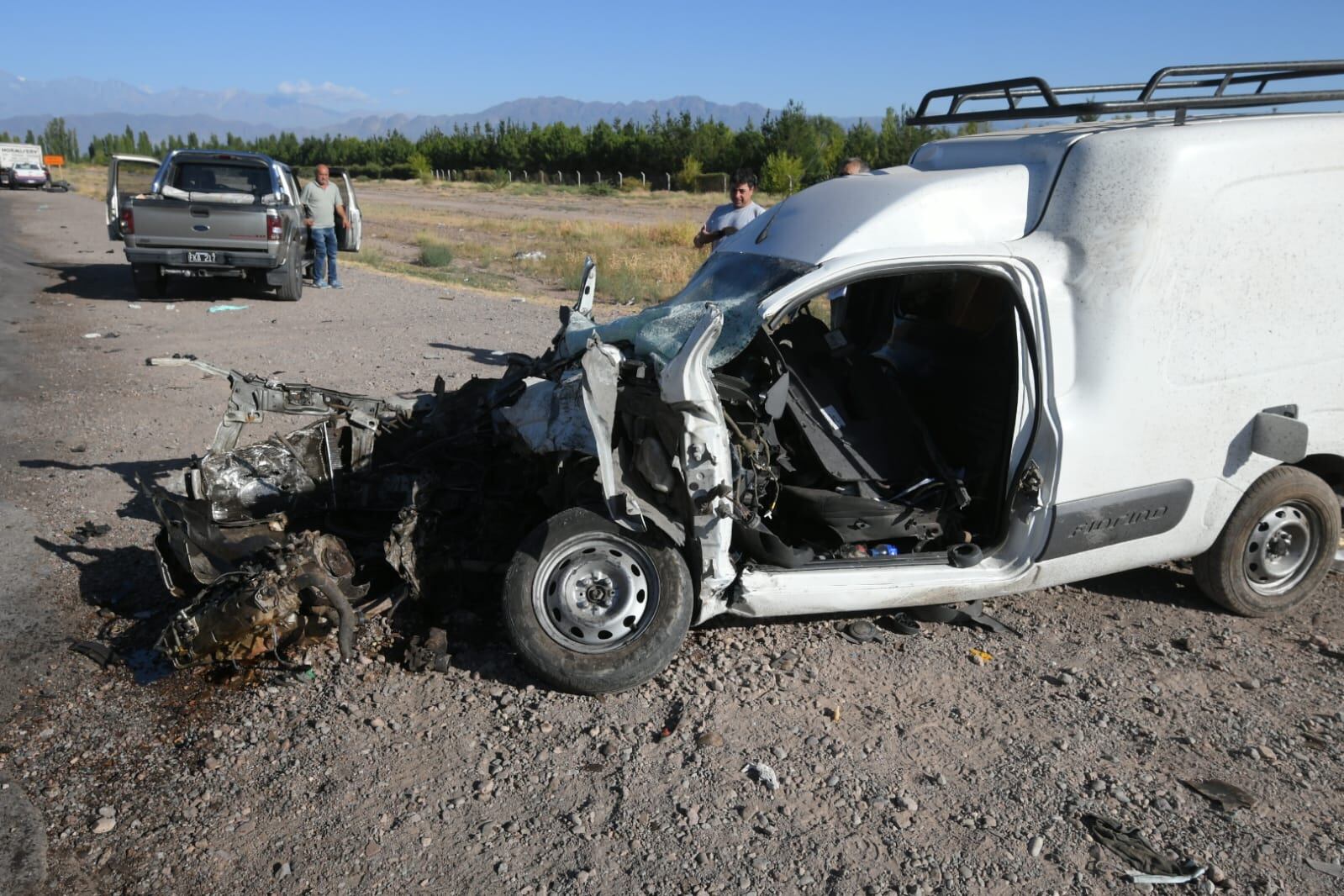 Así quedó la Fiat Fiorino tras el choque contra el camión en la ruta 7 (Ignacio Blanco / Los Andes)