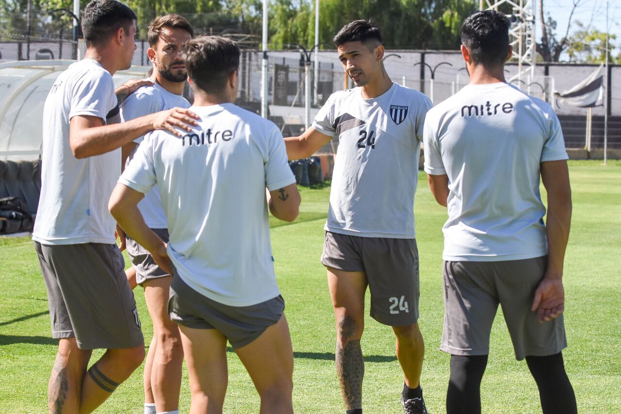 Entrenamiento de Gimnasia, El Lobo del parque se preparara para la revnacha contra Estudiantes de Caseros. 


Foto: Mariana Villa / Los Andes 
