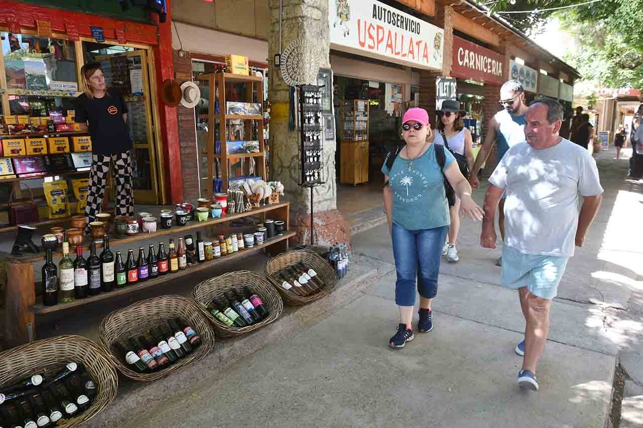 Turistas pasean por el centro de la villa de Uspallata.
Foto: José Gutierrez / Los Andes