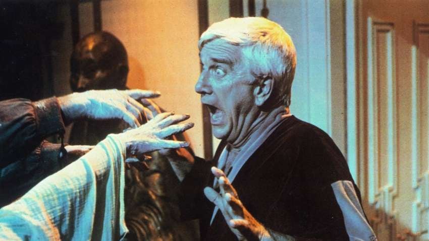 
    Leslie Nielsen protagoniza el relato "Something to Tide Your Over".
   