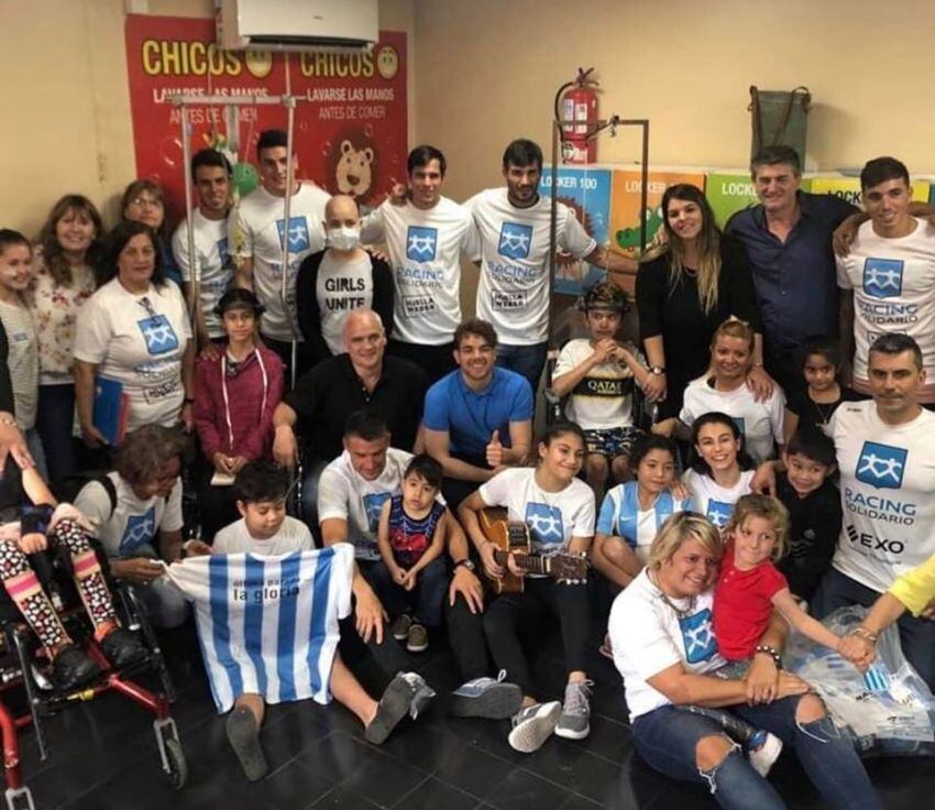 
    Una familia. Una de las visitas a los hospitales con integrantes del plantel de fútbol.
   