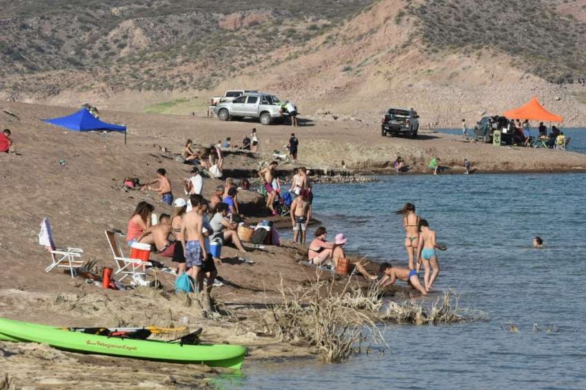 
Agua y sol. El apreciado paisaje del dique es atractivo para disfrutar en la temporada veraniega | Mariana Villa / Los Andes
   