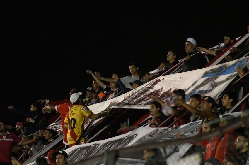 
Felices. Así se fueron los hinchas del Cruzado, equipo que es líder de su zona. | Marcelo Rolland / Los Andes
   