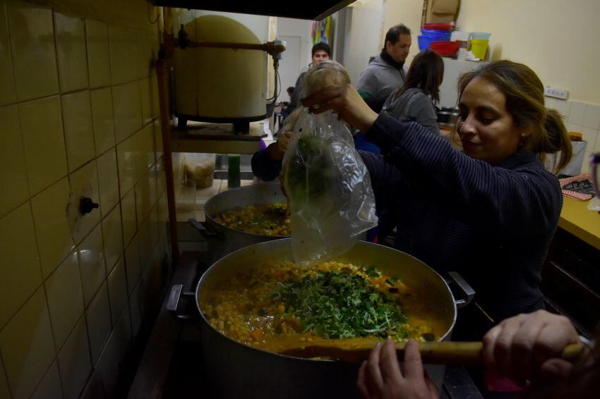 
Cocina. Las cocineras, en las instalaciones de calle Belgrano. | Diego Parés / Los Andes
   