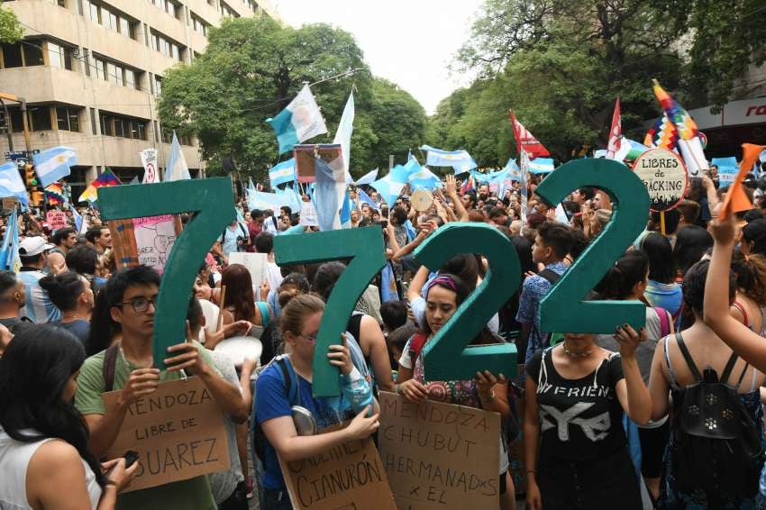 
Miles de manifestantes en avenida San Martín y Garibaldi-Peatonal Sarmiento. | José Gutiérrez / Los Andes
   