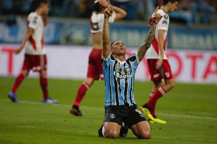 
Foto: AP | Jael celebra su gol para Gremio.
   