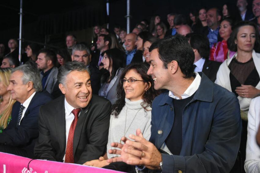 
    Cornejo y el salteño Juan Manuel Urtubey. Gustavo Rogé  / Los Andes
   