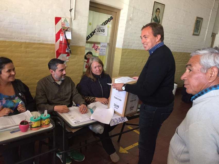 
    Martín Aveiro emitió su voto en Tunuyán. El intendente busca la reelección.
   