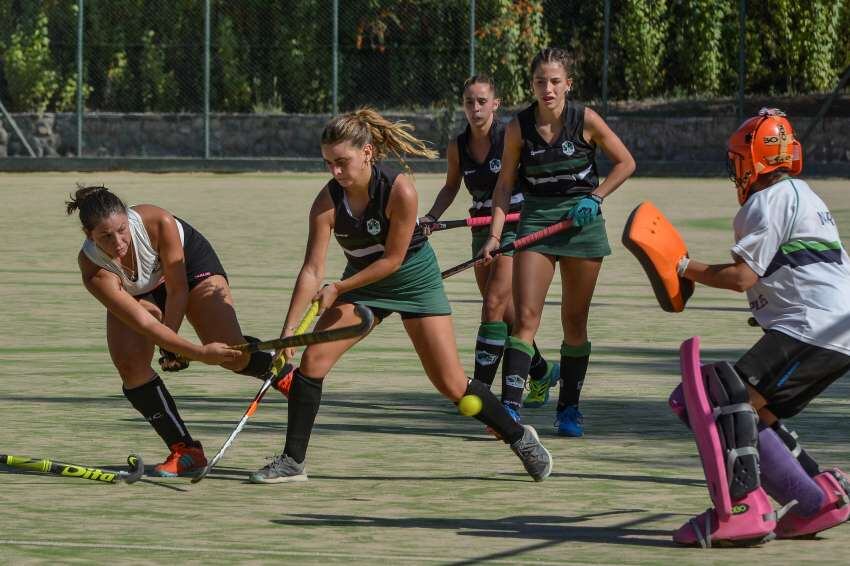 
Disputado. Micaela Maselli conecta lo que será el segundo gol de Yerutí. | Nicolás Ríos / Los Andes
   