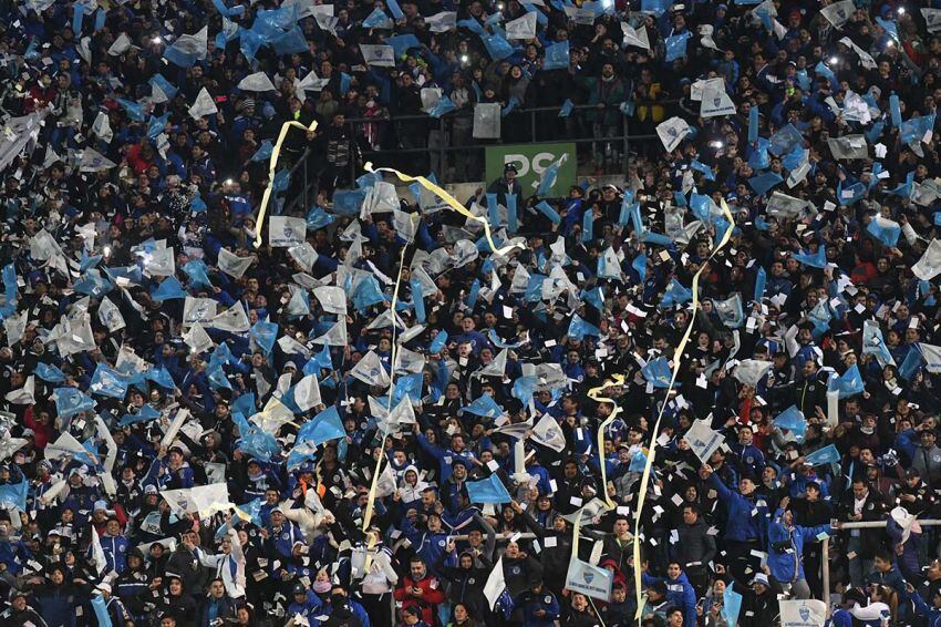 
Recibimiento histórico. Como prometieron, los hinchas aparecieron con banderas blancas y azules. | José Gutiérrez / Los Andes
   