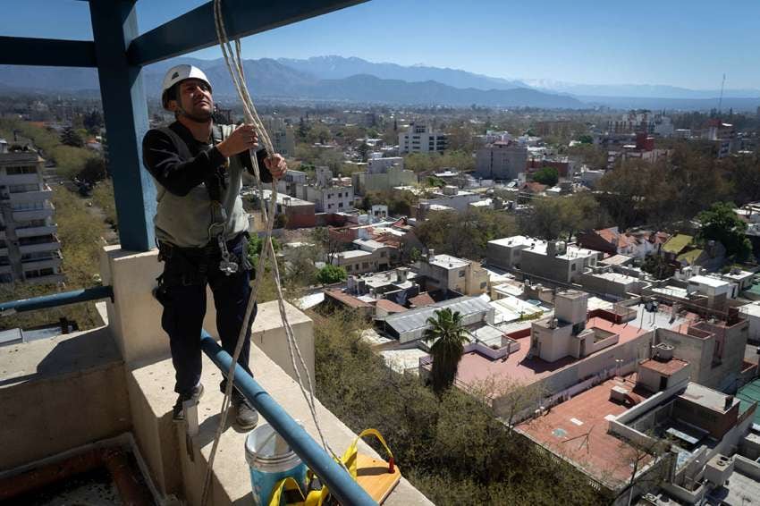 
Seguridad. La primera consigna, antes de arrancar con el trabajo, es revisar el estado de las cuerdas. | Ignacio Blanco / Los Andes
   