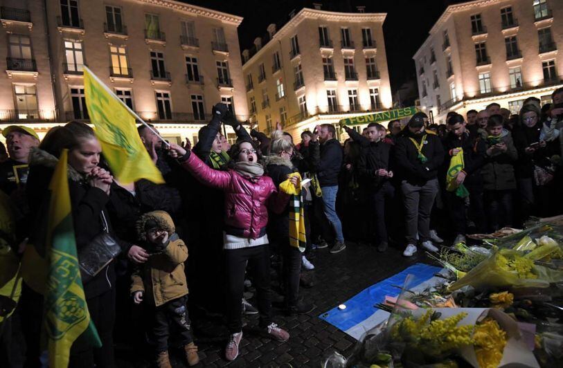 
    Emocionante. Los fanáticos del Nantes realizaron una vigilia por la desaparición de Emiliano. - AFP
   