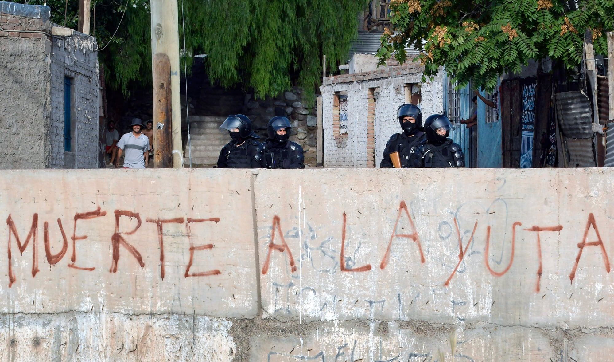 Megaoperativo en el Campo Papa con 800 policías: detuvieron a 30 personas buscadas
Los vecinos amanecieron con gran presencia policial y controles en este sector “caliente” de Mendoza: el barrio Campo Papa

Foto: Orlando Pelichotti